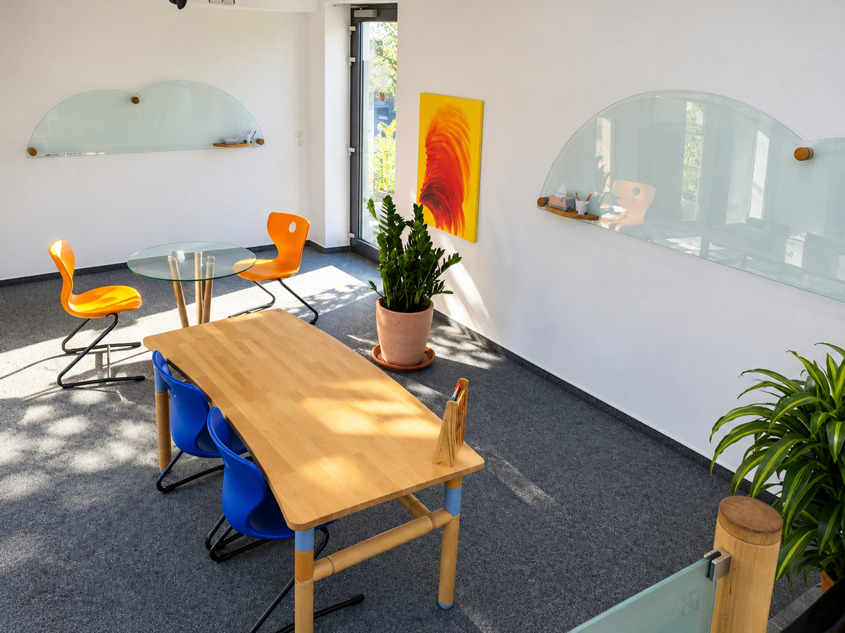 Arbeitsplatz für Online-Unterricht mit Bildschirm, Tastatur und Schreibtischlampe.